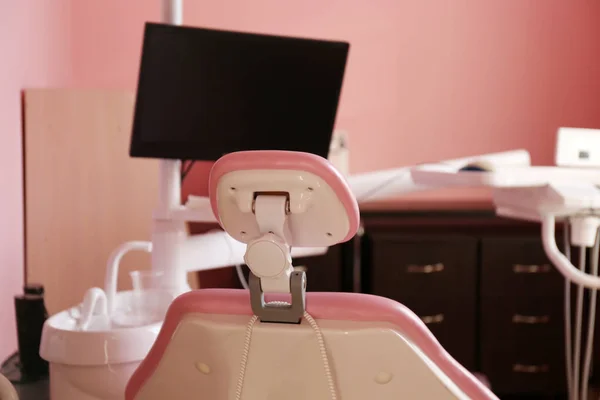 Οδοντιατρική καρέκλα στην κλινική — Φωτογραφία Αρχείου