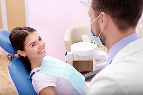 Mujer Joven Que Visita Dentista Clínica — Foto de Stock
