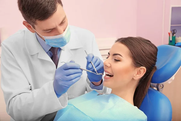 Tandarts onderzoekt patiënten tanden — Stockfoto