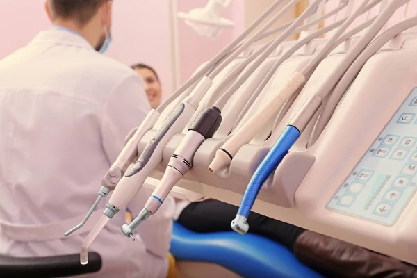 Instrumentos dentales en clínica — Foto de Stock