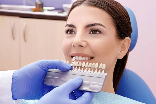 Dentysta Sprawdzanie Wybierając Kolor Zębów Młoda Kobieta — Zdjęcie stockowe