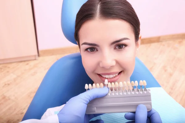 Dokter Gigi Memeriksa Dan Memilih Warna Gigi Wanita Muda — Stok Foto