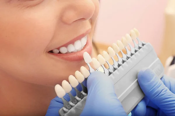 Dentista Comprobar Seleccionar Color Los Dientes Mujer Joven Primer Plano —  Fotos de Stock