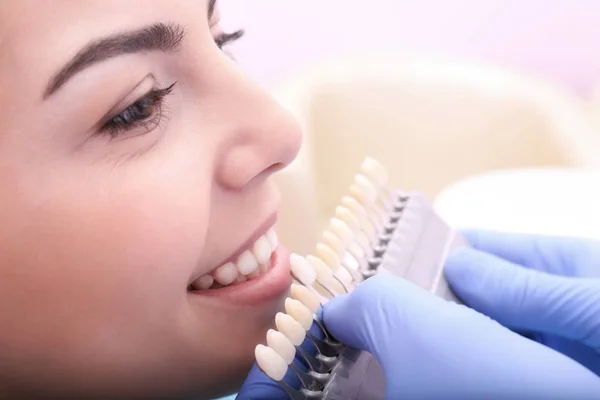 Dentysta Sprawdzanie Wybierając Kolor Zębów Młoda Kobieta Zbliżenie — Zdjęcie stockowe