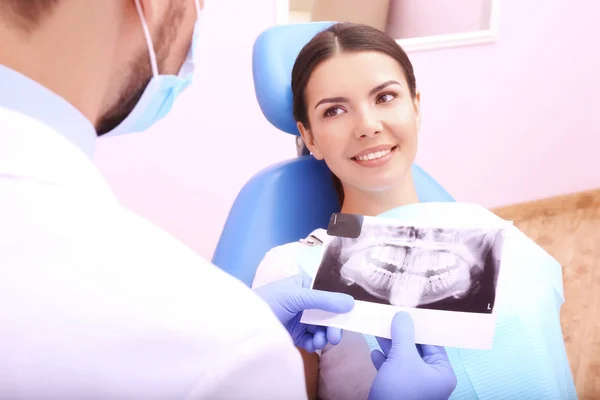 Tandläkaren Tittar Röntgenbilden Ung Kvinnas Tänder — Stockfoto