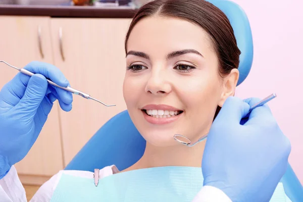 Dentista examinando los dientes pacientes —  Fotos de Stock