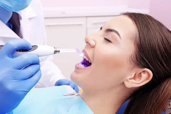 Tandläkaren Undersöker Tand Ung Kvinna Klinik — Stockfoto
