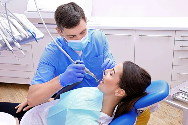 Zahnarzt Bohrt Patientin Zähne Klinik — Stockfoto