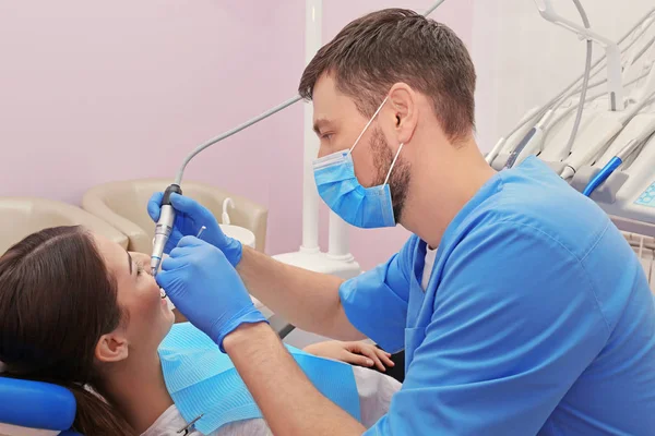 Dentista Perforando Los Dientes Del Paciente Clínica —  Fotos de Stock