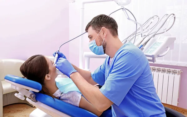 Dentysta Zęby Pacjenta Klinice Wiercenia — Zdjęcie stockowe
