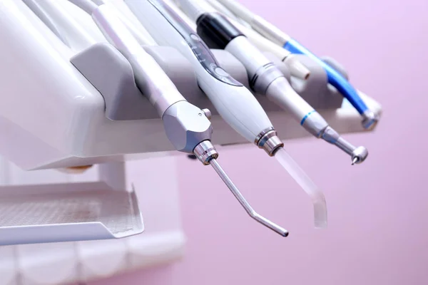 Tandheelkundige instrumenten in kliniek — Stockfoto