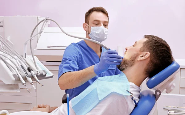 Dentista Che Esamina Denti Del Paziente Clinica — Foto Stock