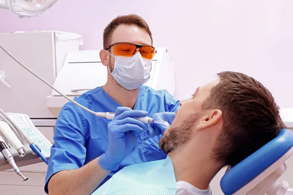 Dentista Examinando Dentes Paciente Clínica — Fotografia de Stock