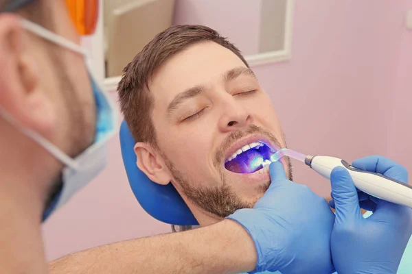 Dentist examining teeth of patient — Stock Photo, Image