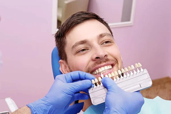 Dentist Checking Selecting Color Young Man Teeth — Stock Photo, Image