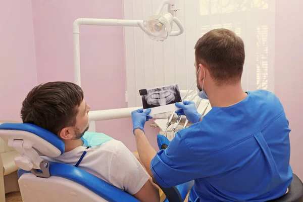 Dentysta Wyświetlone Pacjenta Obrazu Rtg Zębów — Zdjęcie stockowe