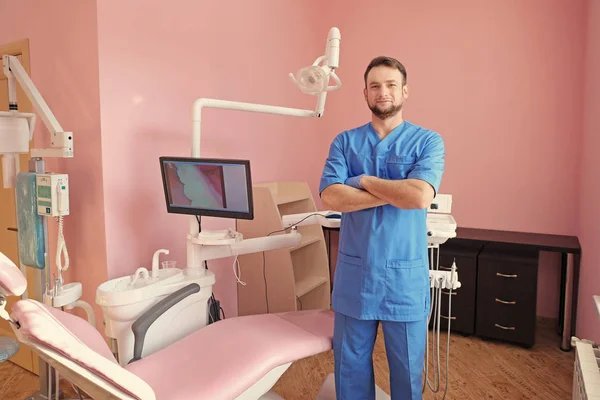 Odontólogo Masculino Lugar Trabajo Clínica Moderna —  Fotos de Stock