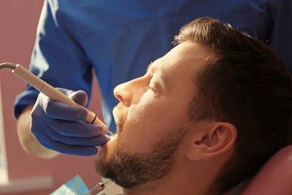 Dentist examining teeth of patient — Stock Photo, Image