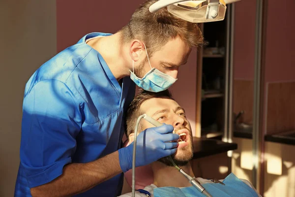 Tandläkare Undersöker Patientens Tänder Kliniken — Stockfoto