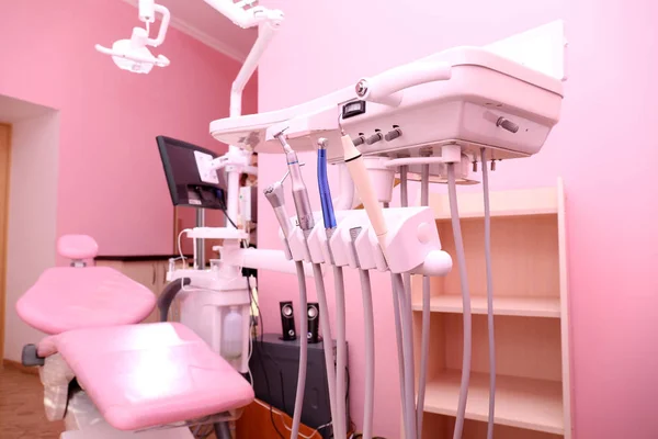 Instrumentos dentales en clínica — Foto de Stock