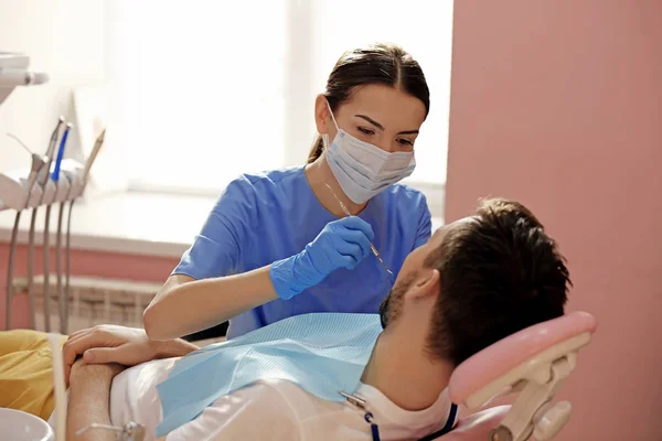 Dentista examinando los dientes pacientes — Foto de Stock