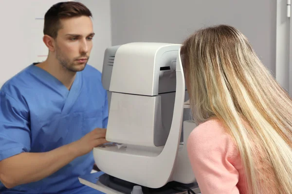 眼科医のクリニックで若い女性の眼圧の測定 — ストック写真