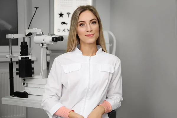 Belle Jeune Ophtalmologiste Clinique — Photo