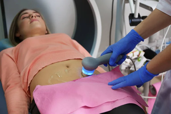 Jonge Vrouw Ondergaan Ultrasone Scan Moderne Kliniek — Stockfoto