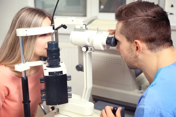 Ögonläkare Mätning Intraokulärt Tryck Ung Kvinna Klinik Stockbild