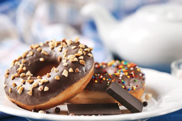 Leckere Donuts mit Schokoladenstücken — Stockfoto