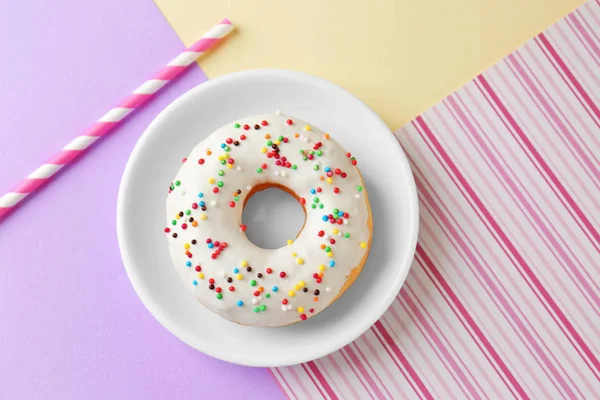 Prato com delicioso donut e palha — Fotografia de Stock