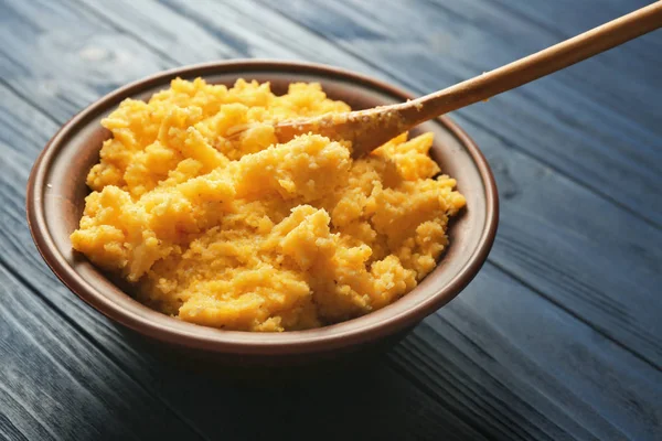 Porridge de maïs dans une assiette sur fond en bois — Photo