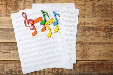 Müzik notlar ve yaprak kağıt