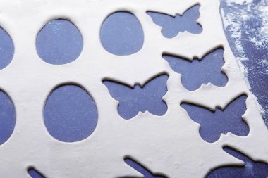 Paskalya kurabiye pişirme işlemi