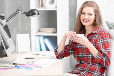 Güzel genç tasarımcı 