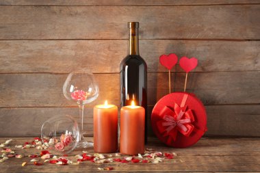 Şarap, gül ve hediye kutusu