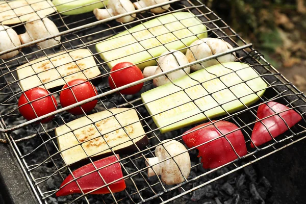 Färska grönsaker på grillen — Stockfoto