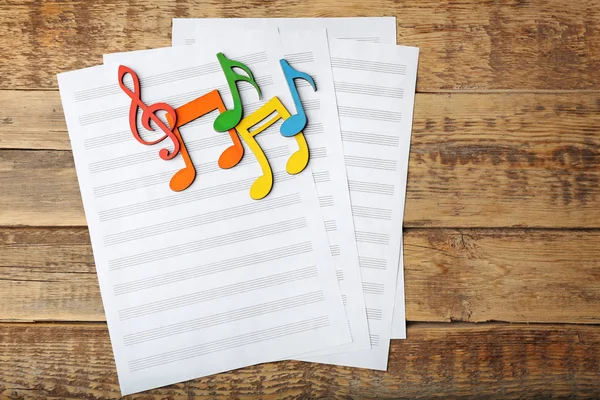 Music notes and sheets of paper — Stock Photo, Image