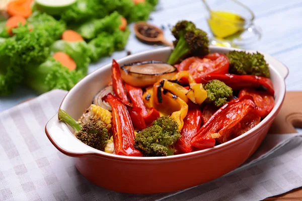 Bandeja para hornear con verduras cocidas —  Fotos de Stock