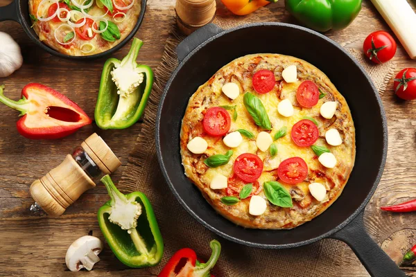 Nybakad pizza — Stockfoto