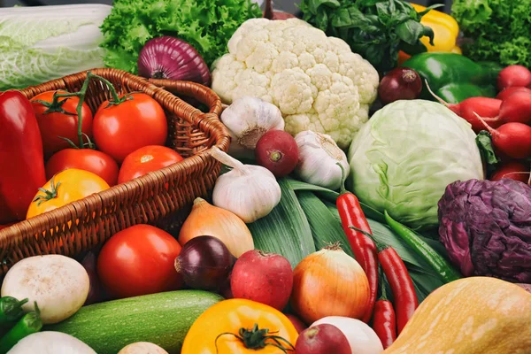 Wicker basket with fresh vegetable — Stock Photo, Image