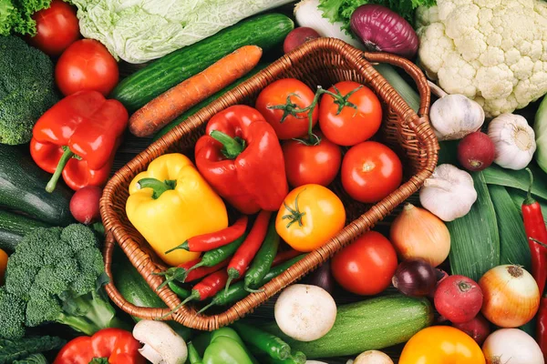 Cesta de vime com legumes frescos — Fotografia de Stock