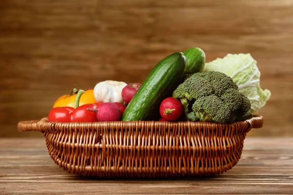 Verse groenten in rieten mand — Stockfoto