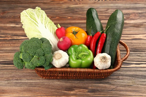 Verduras frescas en canasta de mimbre —  Fotos de Stock