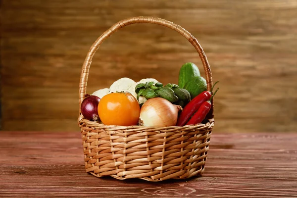 Свіжі овочі в плетеному кошику — стокове фото