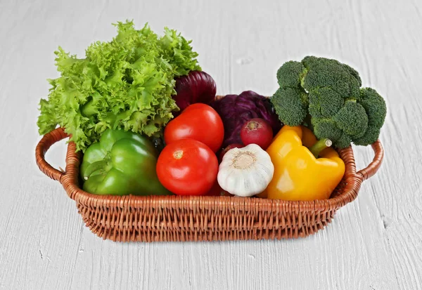 Verse groenten in rieten mand — Stockfoto