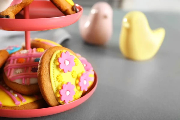 Soporte con coloridas galletas de Pascua — Foto de Stock