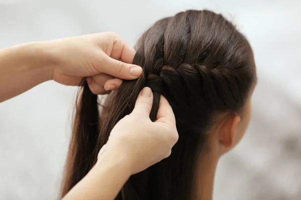 Mulher fazendo cabelo de sua filha — Fotografia de Stock
