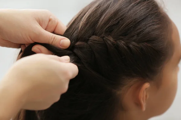 Kadının saç kızının yapması — Stok fotoğraf