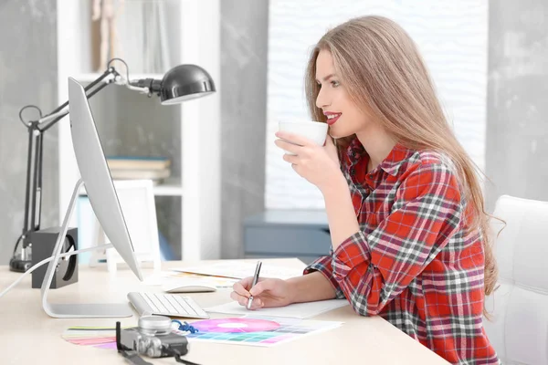 Schöne junge Designerin — Stockfoto